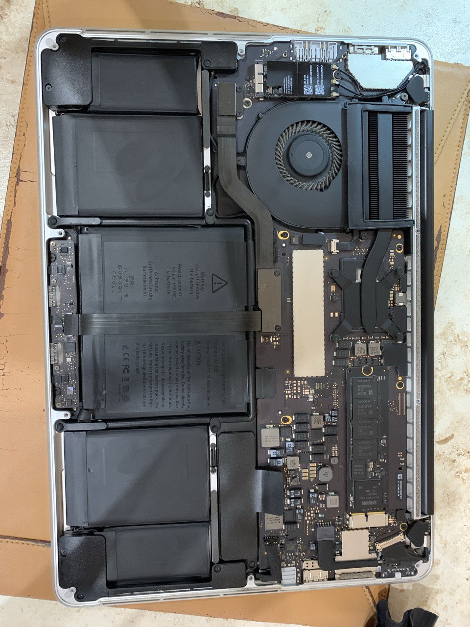Apple MacBook Pro 13 A1502 в разборе