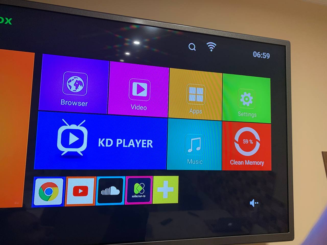 TV98 Stick 4K android в работе на телевизоре